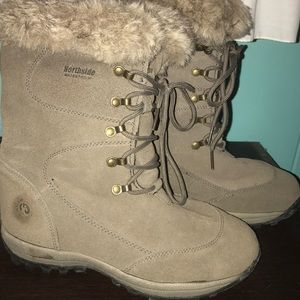 Snow boots